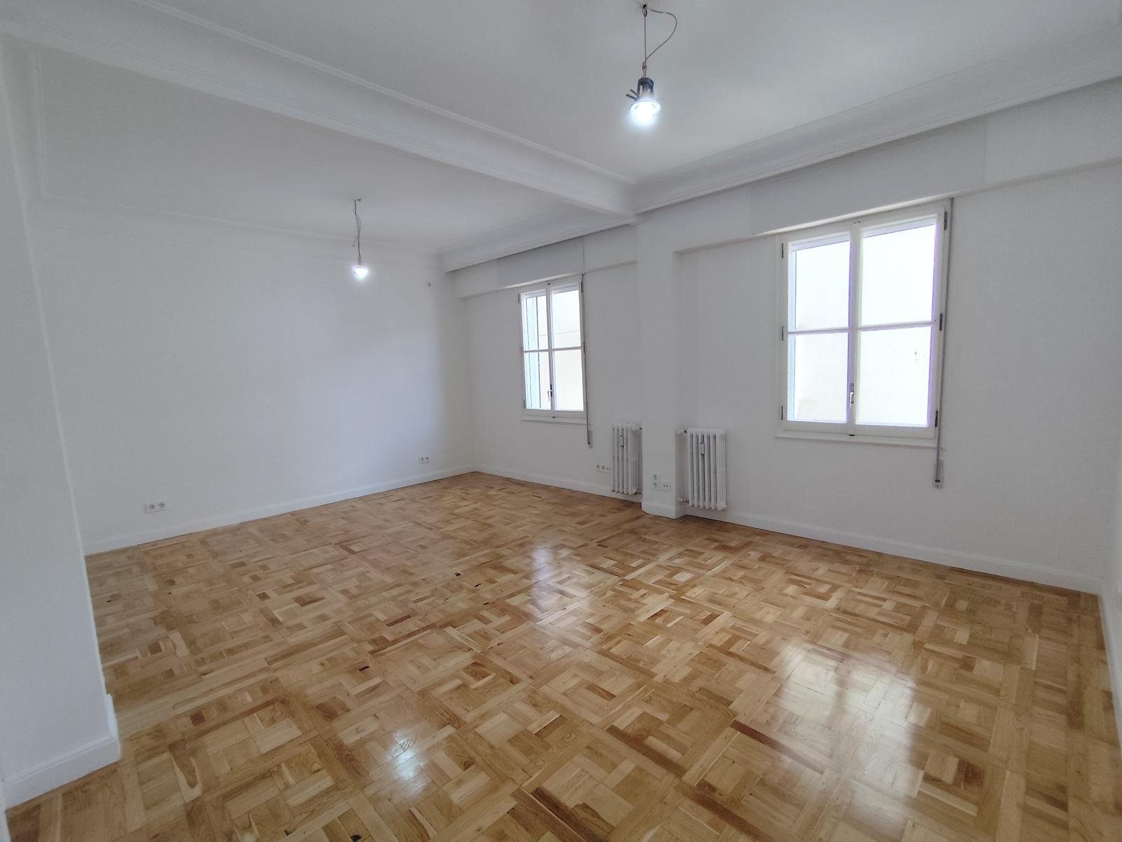 Salón del piso reformado en Castellana