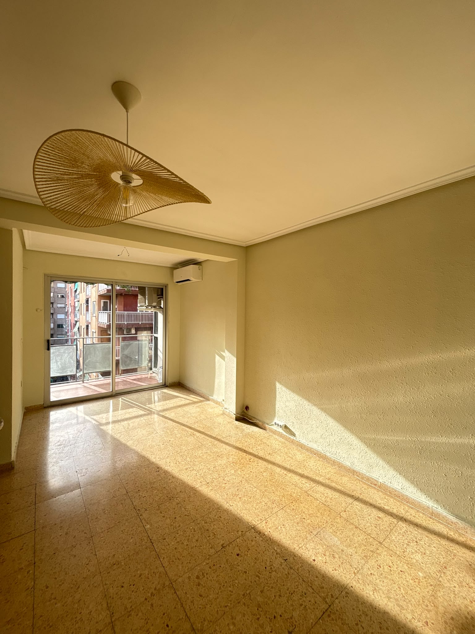 Salón al atardecer con luz cálida