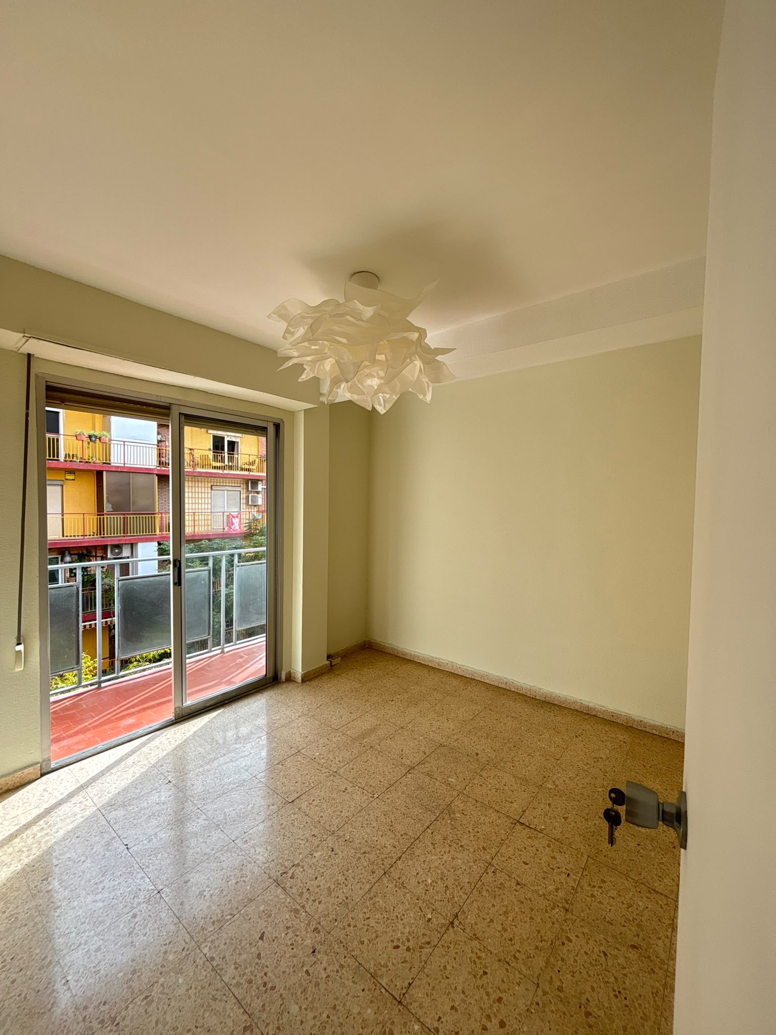 Salón junto al ventanal