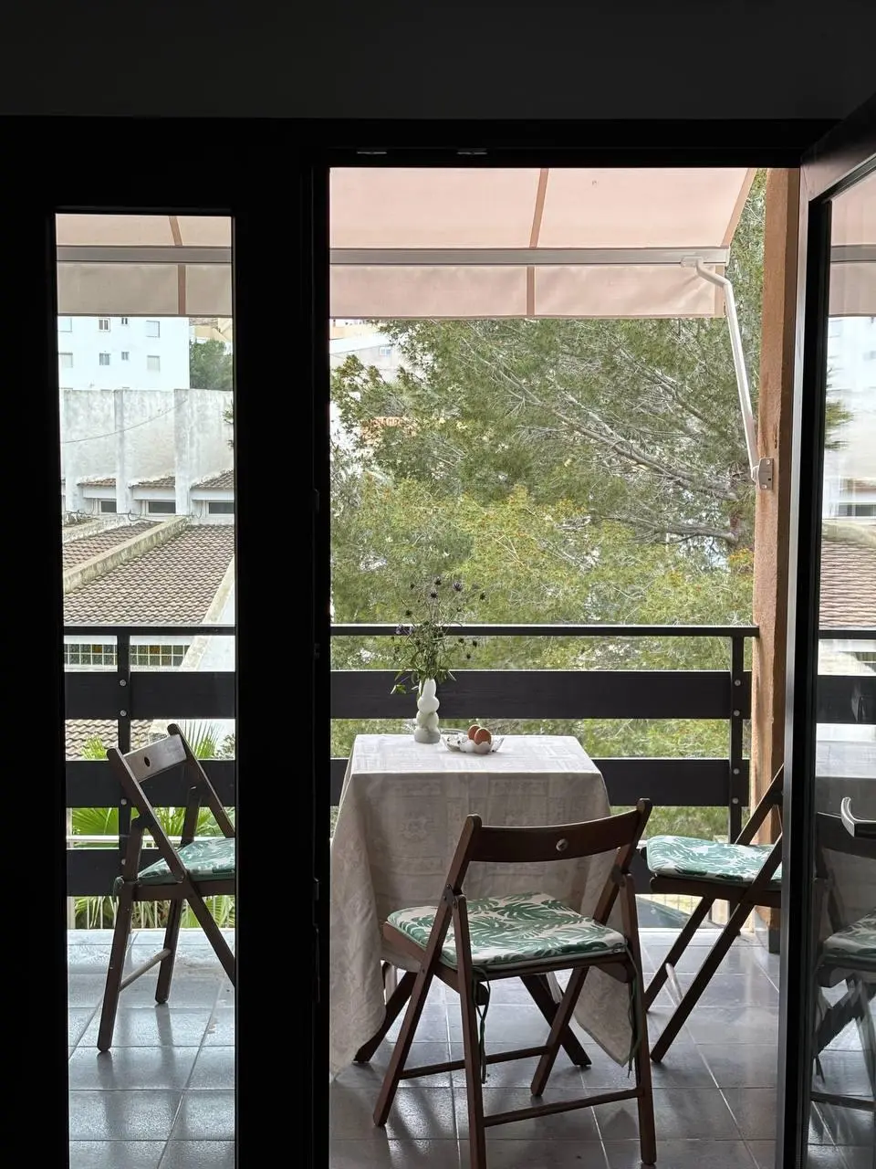Terraza con vistas a la cala