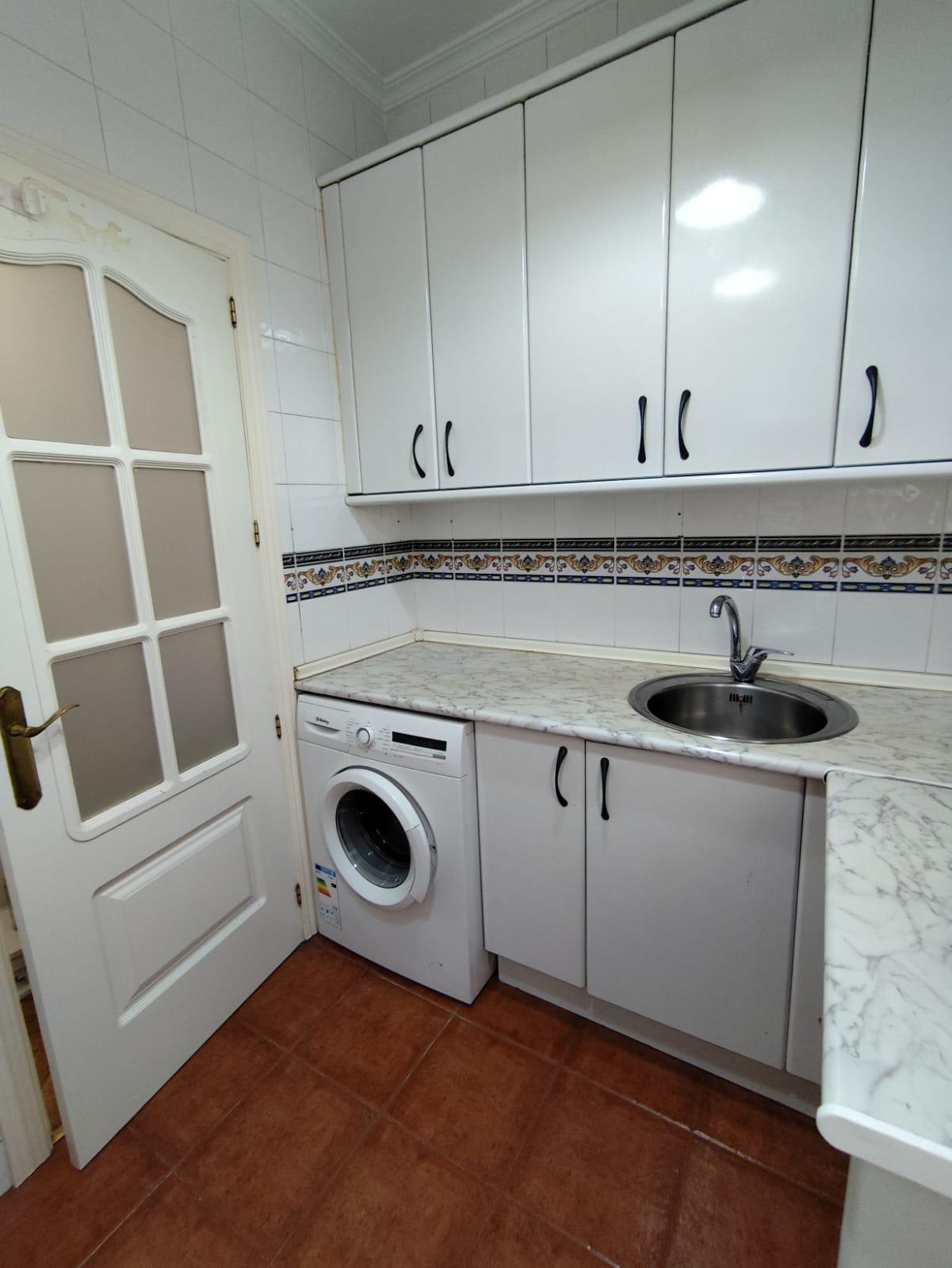 Cocina con fregadero y lavadora