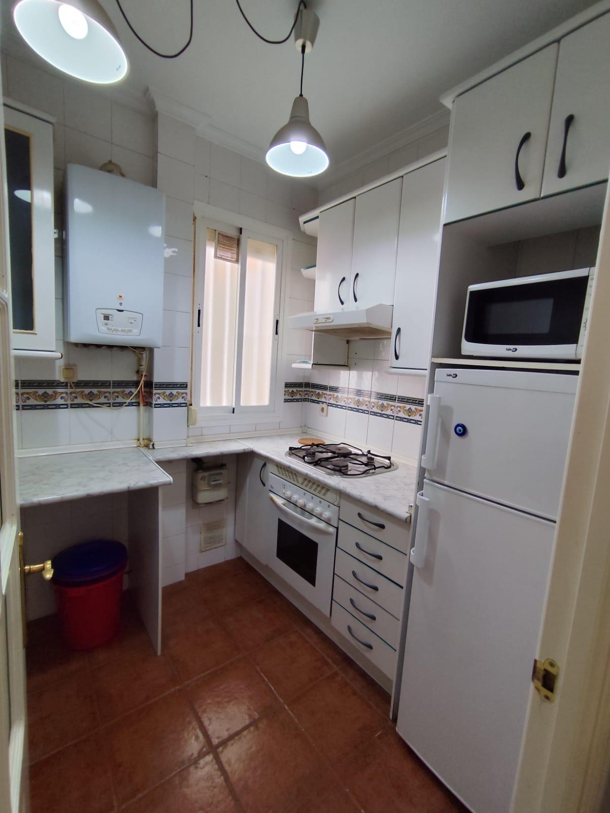 Cocina equipada con frigorífico