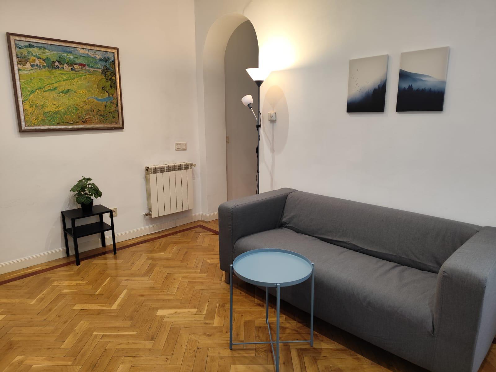 Salón con sofá del piso de Trafalgar