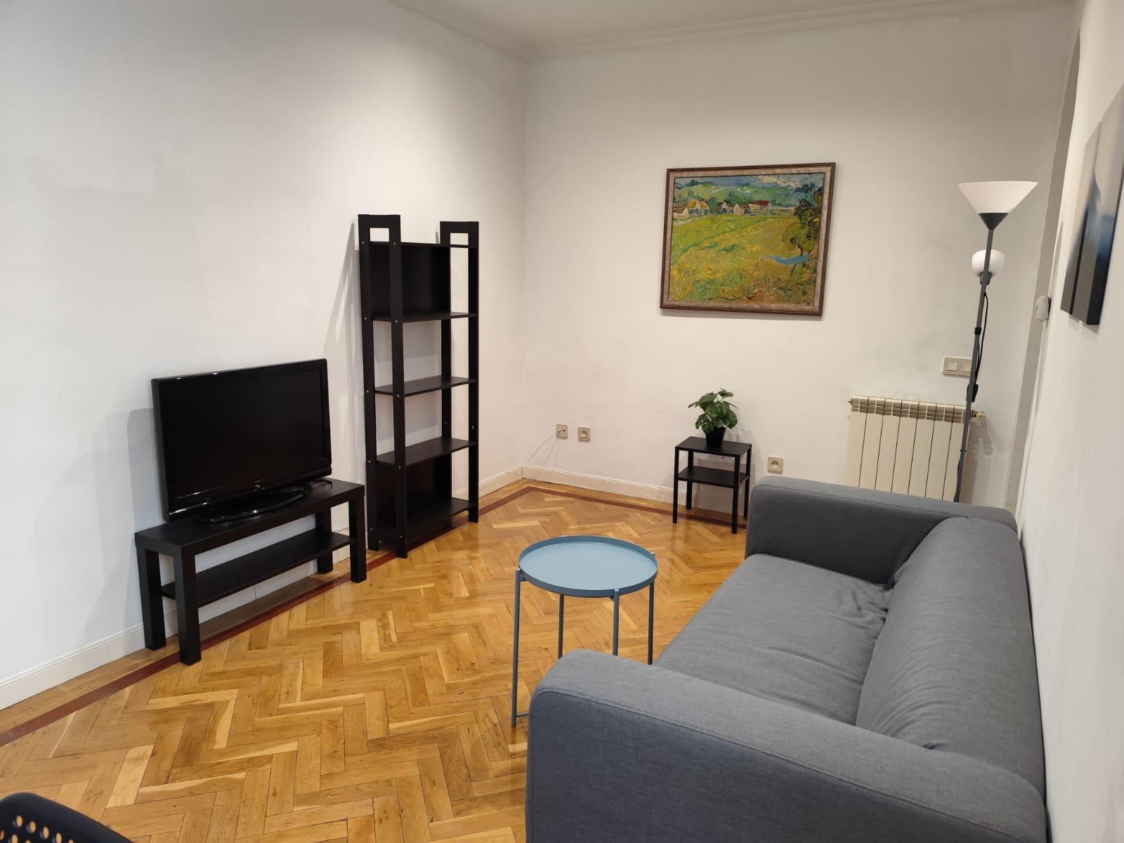 Zona de salón con televisión
